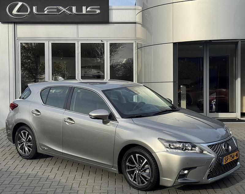 Grijs Gebruikt 2018 Lexus CT200h Business Edition Hatchback | € 19.900 (Eerlijke prijs) - Afbeelding 1/4