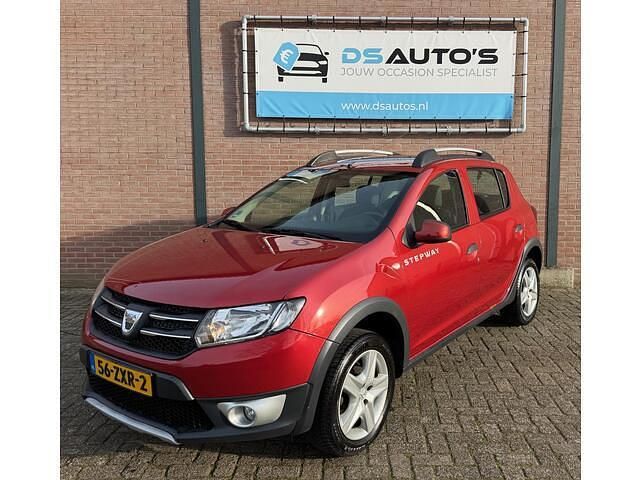 Rood (metallic) Occasion 2013 Dacia Sandero Lauréate Hatchback | € 4.199 (Eerlijke prijs) - Afbeelding 1/4