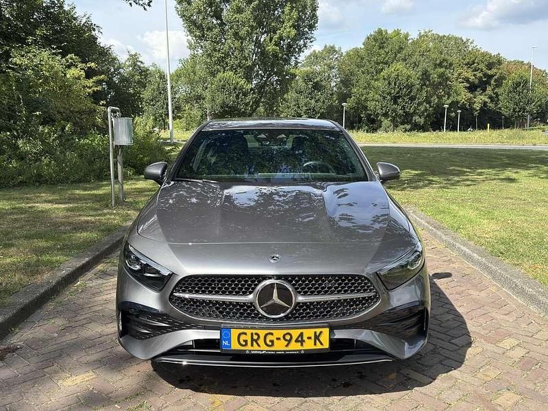 Grijs Gebruikt 2023 Mercedes A250 Advanced Plus Hatchback | € 35.500 (Eerlijke prijs) - Afbeelding 1/4