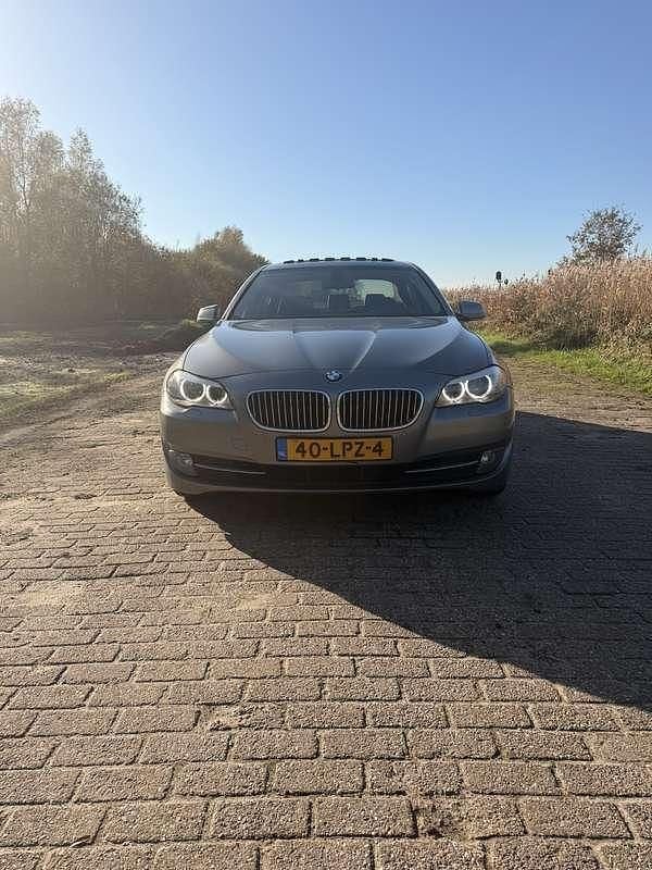 Grijs Gebruikt 2010 BMW 528 Executive Sedan | € 6.550 (Eerlijke prijs) - Afbeelding 1/4