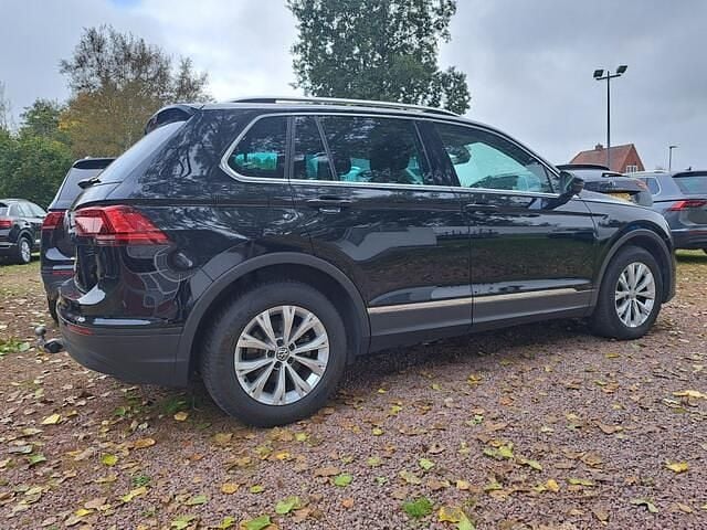 Zwart Gebruikt 2020 VW Tiguan Comfortline SUV | € 25.450 (Super prijs) - Afbeelding 1/4