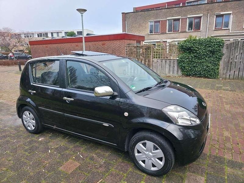 Occasion Daihatsu Sirion 69 PK (50 kW) 2007 Zwart Hatchback