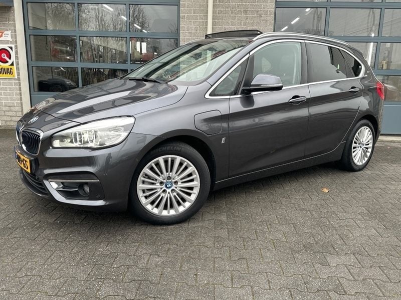 Grijs, metallic lak Gebruikt 2017 BMW 225 Active Tourer iPerformance MPV | € 18.450 (Eerlijke prijs) - Afbeelding 1/4