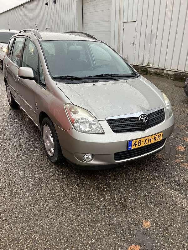 Grijs Gebruikt 2003 Toyota Corolla Verso Sol MPV | € 3.495 (Eerlijke prijs) - Afbeelding 1/4