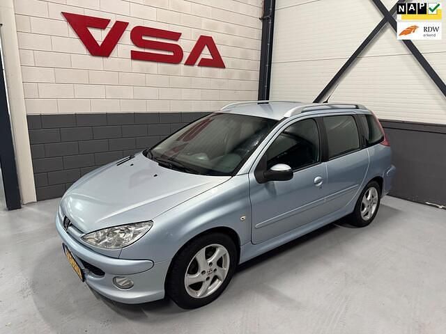 Grijs (metallic) Gebruikt 2006 Peugeot 206 Stationwagen | € 1.890 (Duur) - Afbeelding 1/4