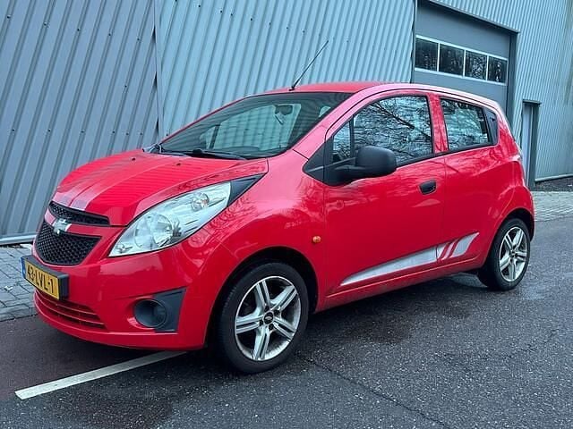Rood Occasion 2010 Chevrolet Spark Hatchback | € 990 (Goede deal) - Afbeelding 1/4