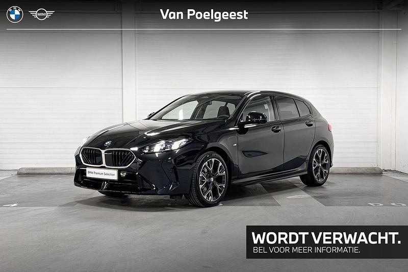 Zwart, metallic lak Occasion 2025 BMW 120 M Sport Hatchback | € 34.800 (Super prijs) - Afbeelding 1/4