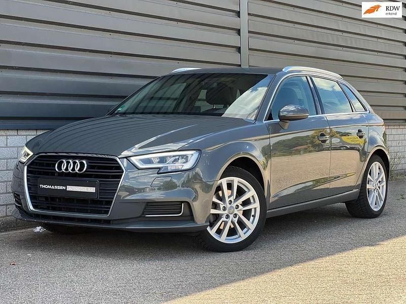 Grijs Gebruikt 2017 Audi A3 Sportback Design Hatchback | € 15.950 (Eerlijke prijs) - Afbeelding 1/4