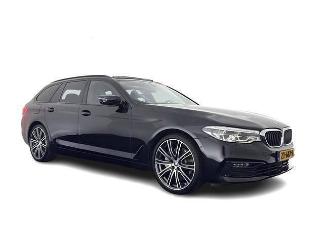 Zwart (metallic) Gebruikt 2018 BMW 530 Executive Stationwagen | € 21.945 (Eerlijke prijs) - Afbeelding 1/4