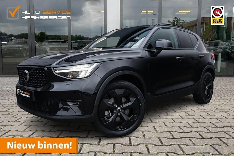 Zwart (metallic) Gebruikt 2023 Volvo XC40 Ultimate SUV | € 38.900 (Goede deal) - Afbeelding 1/4