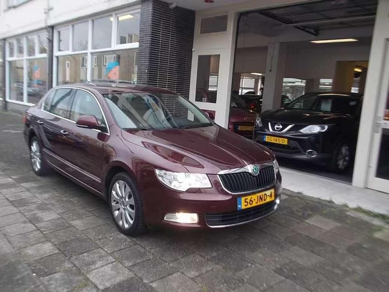 Rood Occasion 2009 Skoda Superb Elegance Sedan | € 3.999 (Goede deal) - Afbeelding 1/4