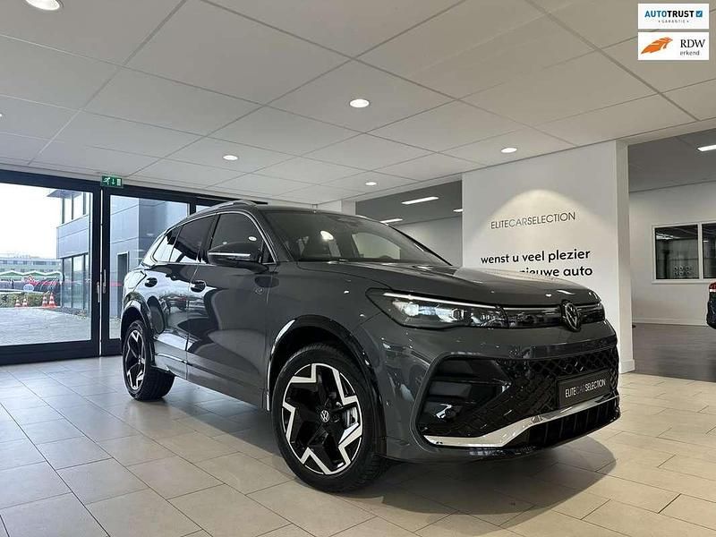 Grijs Nieuw 2025 VW Tiguan R-line Edition SUV | € 48.950 (Super prijs) - Afbeelding 1/4