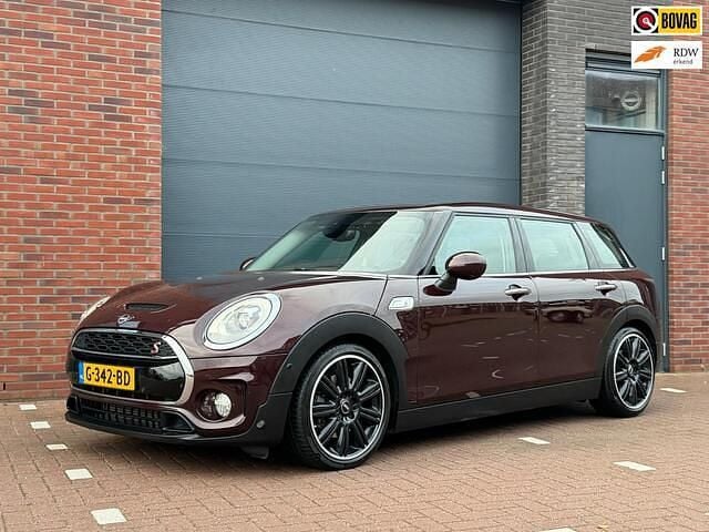 Rood (metallic) Gebruikt 2018 Mini Cooper Clubman Stationwagen | € 21.900 (Eerlijke prijs) - Afbeelding 1/4