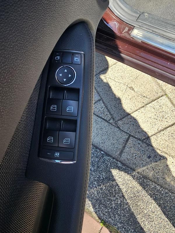 Bruin Occasion 2010 Mercedes E200 Avantgarde Sedan | € 14.950 (Duur) - Afbeelding 1/4