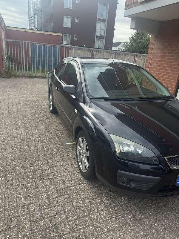 Zwart Gebruikt 2005 Ford Focus Hatchback | € 1.850 (Eerlijke prijs) - Afbeelding 1/4
