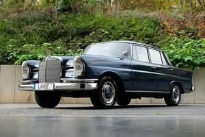 Blauw350h mittelblau Gebruikt 1963 Mercedes 220 Sedan | € 29.980 - Afbeelding 1/4