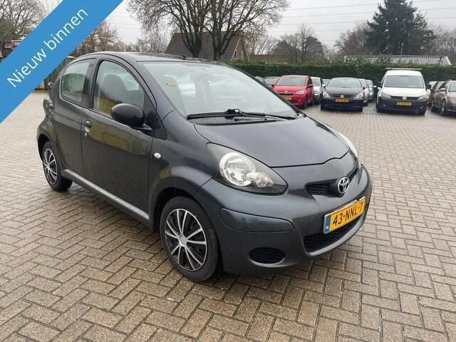 Grijs Gebruikt 2010 Toyota Aygo Hatchback | € 1.999 (Eerlijke prijs) - Afbeelding 1/4
