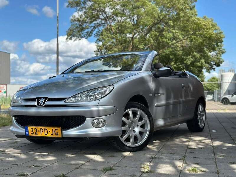 Grijs Gebruikt 2004 Peugeot 206 CC Cabriolet | € 2.200 (Eerlijke prijs) - Afbeelding 1/4