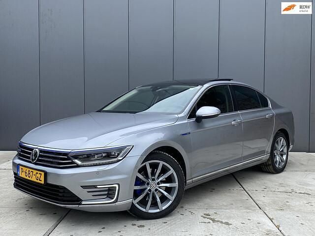 Grijs Gebruikt 2018 VW Passat Highline Sedan | € 22.745 (Eerlijke prijs) - Afbeelding 1/4
