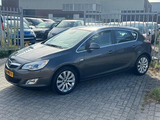 Grijs Gebruikt 2011 Opel Astra Cosmo Hatchback | € 5.490 (Eerlijke prijs) - Afbeelding 1/4
