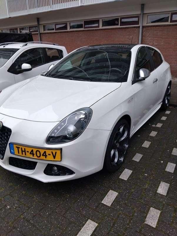 Wit Gebruikt 2011 Alfa Romeo Giulietta Distinctive Hatchback | € 6.295 (Eerlijke prijs) - Afbeelding 1/4