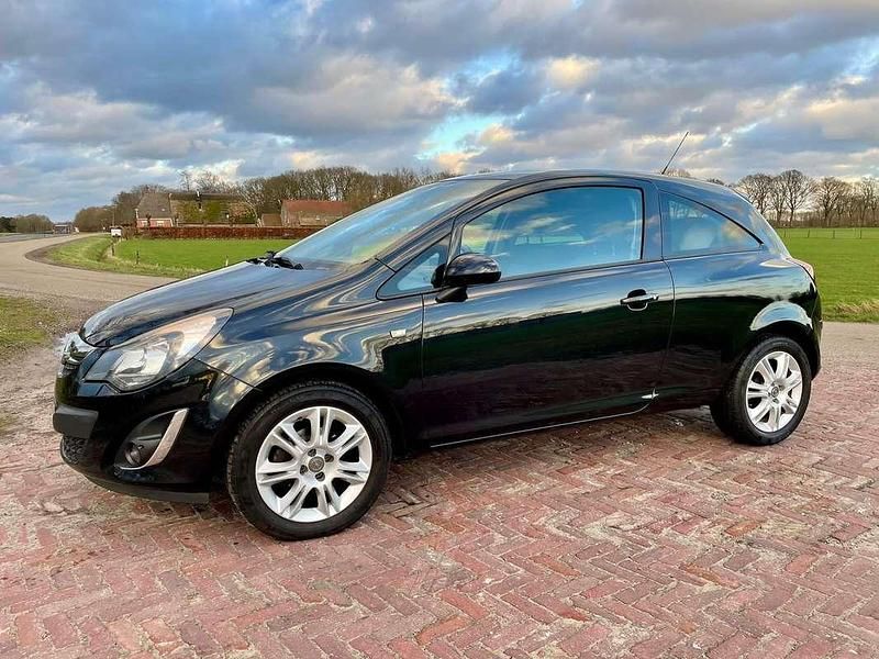 Zwart Gebruikt 2013 Opel Corsa Edition Hatchback | € 2.999 (Eerlijke prijs) - Afbeelding 1/4