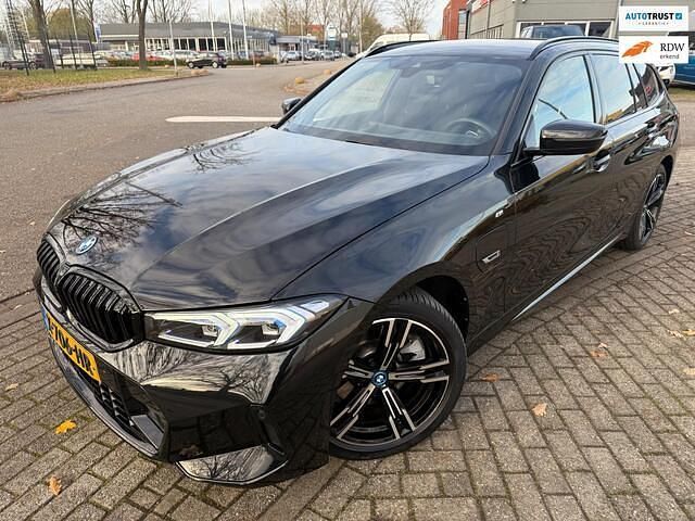 Zwart Occasion 2023 BMW 330 M Sport Stationwagen | € 40.499 (Iets duurder) - Afbeelding 1/4