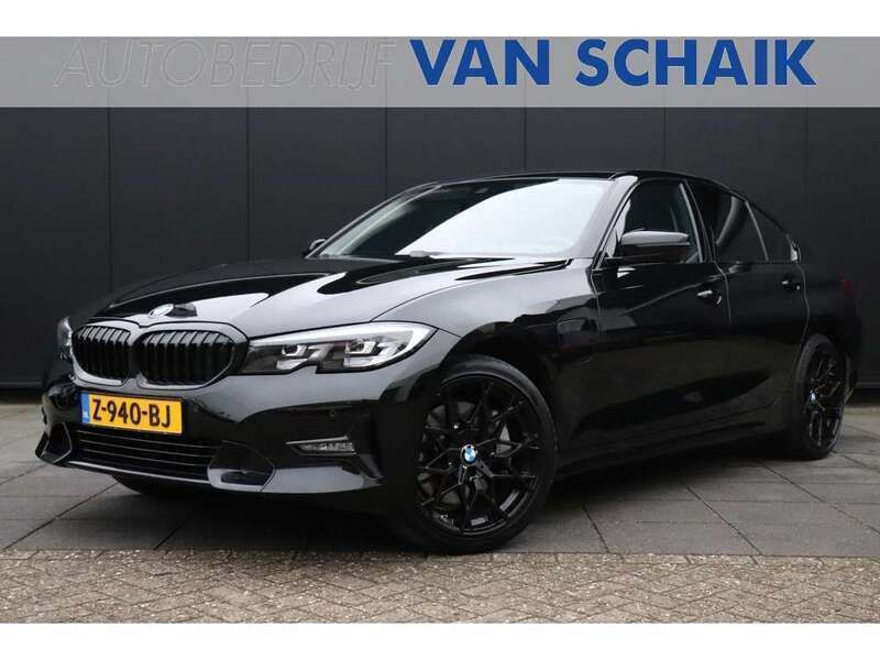 Zwart Gebruikt 2020 BMW 330e Sport Line Sedan | € 29.950 (Goede deal) - Afbeelding 1/4