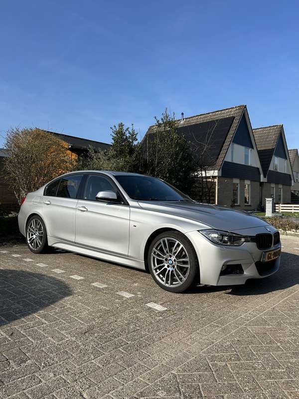 Grijs Gebruikt 2015 BMW 316 Executive Sedan | € 12.750 (Eerlijke prijs) - Afbeelding 1/4