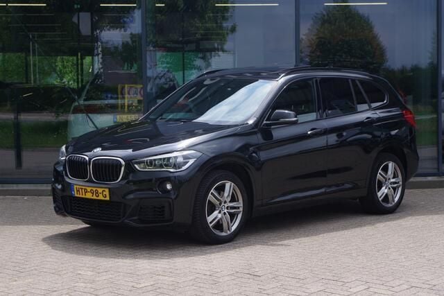 Zwart Gebruikt 2019 BMW X1 Executive SUV | € 24.950 (Eerlijke prijs) - Afbeelding 1/4