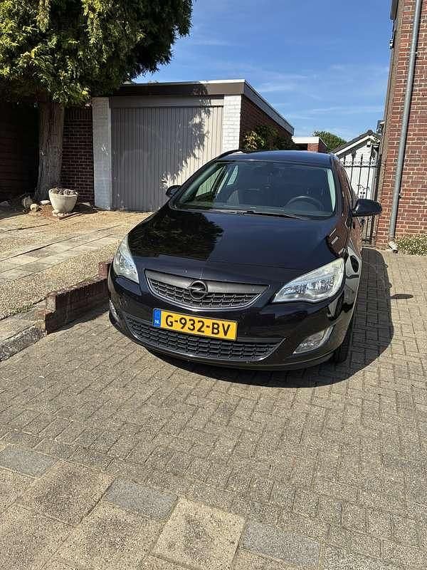 Zwart Gebruikt 2011 Opel Astra Sport Stationwagen | € 4.500 (Eerlijke prijs) - Afbeelding 1/4