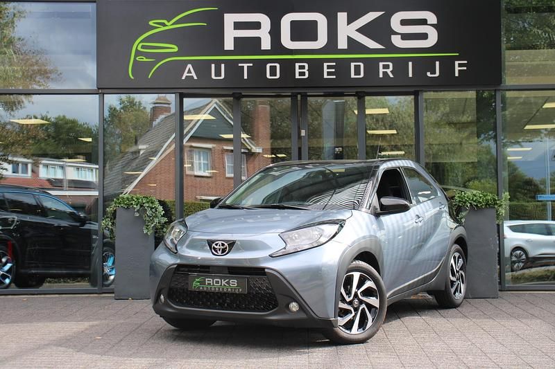 Grijs, metallic lak Gebruikt 2025 Toyota Aygo X Pulse SUV | € 19.950 - Afbeelding 1/4