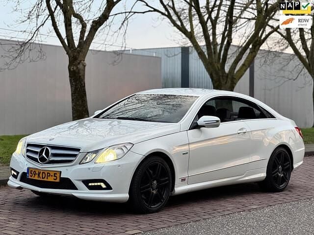 Wit Occasion 2009 Mercedes E350 Avantgarde Coupé | € 6.900 (Eerlijke prijs) - Afbeelding 1/4