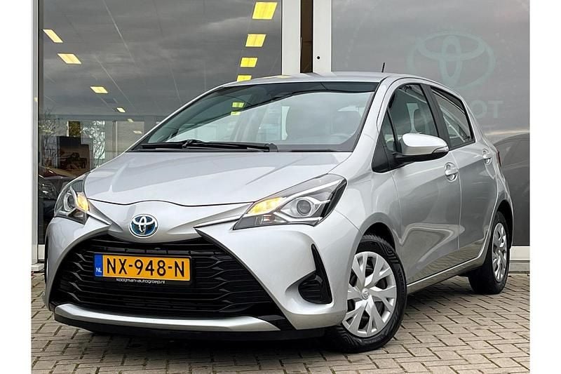 Grijs Occasion 2017 Toyota Yaris Hybrid Hatchback | € 15.799 (Goede deal) - Afbeelding 1/1