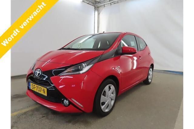 Rood Gebruikt 2018 Toyota Aygo X-play Hatchback | € 9.399 (Eerlijke prijs) - Afbeelding 1/4