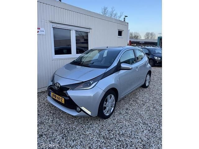 Grijs Occasion 2017 Toyota Aygo X-play Hatchback | € 7.950 (Eerlijke prijs) - Afbeelding 1/4