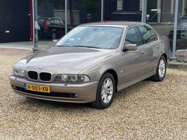 Beige Gebruikt 2002 BMW 530 Lifestyle Sedan | € 17.995 - Afbeelding 1/4