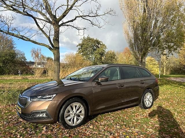 Bruin Gebruikt 2021 Skoda Octavia First Edition Stationwagen | € 21.950 (Goede deal) - Afbeelding 1/4