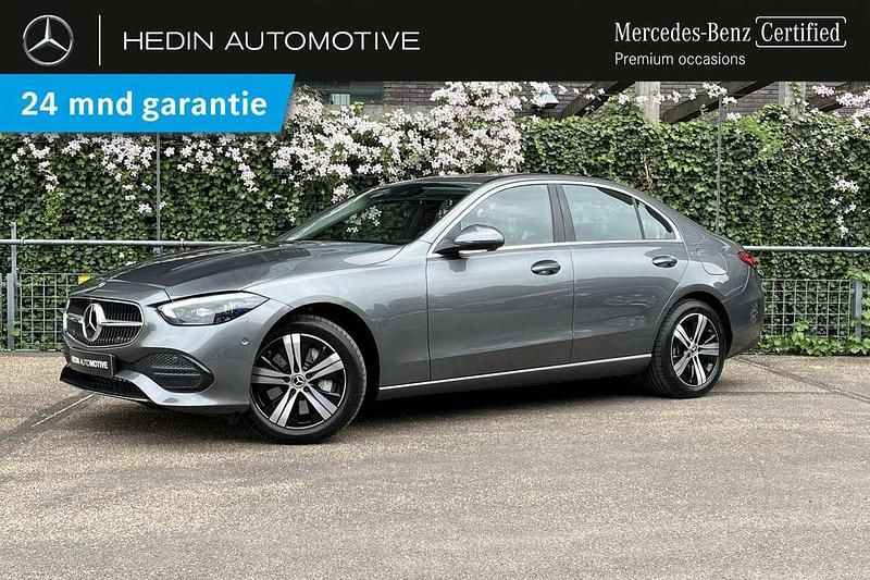 Grijs Gebruikt 2024 Mercedes C300e Business Sedan | € 50.900 (Goede deal) - Afbeelding 1/4