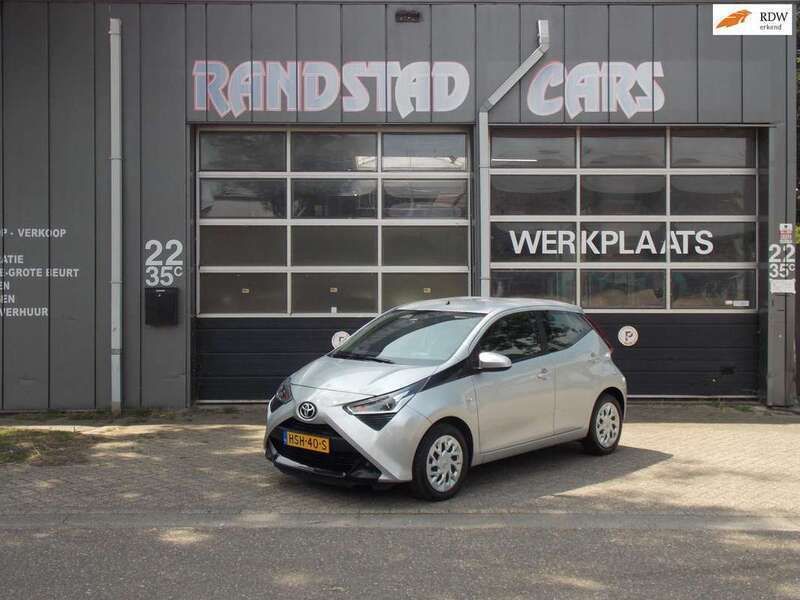 Grijs Gebruikt 2018 Toyota Aygo X-cite Hatchback | € 11.499 (Goede deal) - Afbeelding 1/4