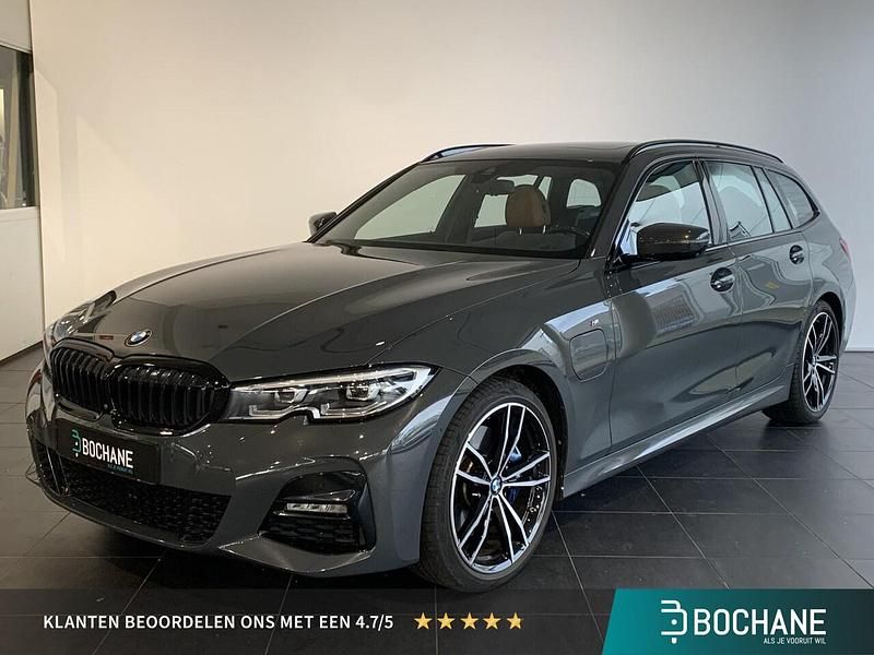 Dravitgrau metallic (c36) Gebruikt 2021 BMW 330e Executive Stationwagen | € 30.450 (Eerlijke prijs) - Afbeelding 1/4