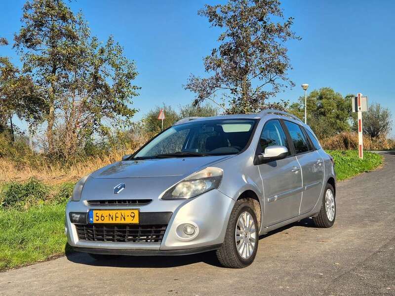 Grijs Gebruikt 2010 Renault Clio GrandTour Collection Stationwagen | € 2.500 (Eerlijke prijs) - Afbeelding 1/4