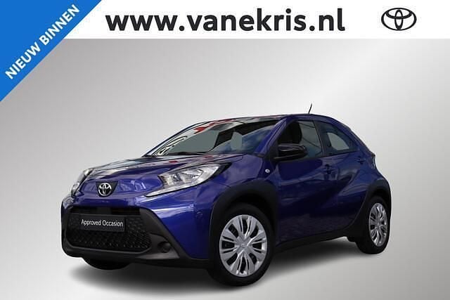 Blauw Gebruikt 2024 Toyota Aygo Play Hatchback | € 17.440 (Eerlijke prijs) - Afbeelding 1/4