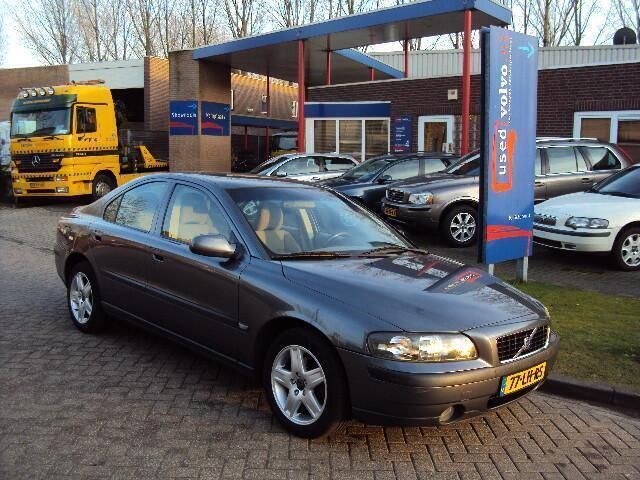 Grijs, metallic lak Gebruikt 2003 Volvo S60 Sedan | € 2.950 (Iets duurder) - Afbeelding 1/4