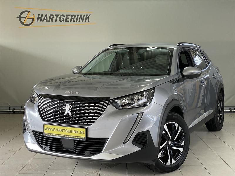 Grijs (metallic) Gebruikt 2021 Peugeot 2008 Allure SUV | € 19.925 (Eerlijke prijs) - Afbeelding 1/3