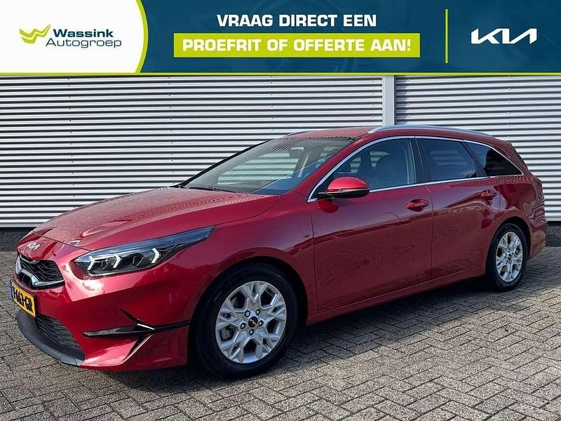 Rood, metallic lak Gebruikt 2023 Kia Ceed Sportswagon Stationwagen | € 26.440 (Iets duurder) - Afbeelding 1/4