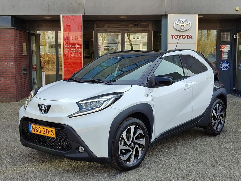 Wit Nieuw 2025 Toyota Aygo X Pulse SUV | € 21.690 - Afbeelding 1/4