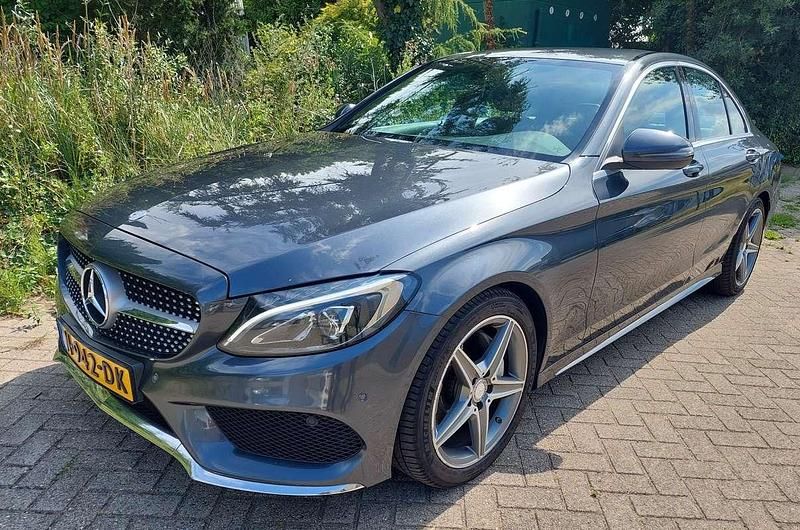 Grijs Gebruikt 2017 Mercedes C200 AMG Sedan | € 15.900 (Goede deal) - Afbeelding 1/4