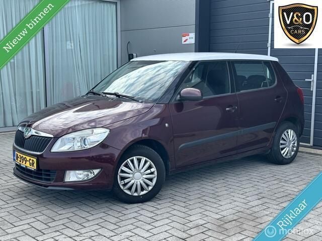Paars Gebruikt 2011 Skoda Fabia Ambition Hatchback | € 3.950 (Eerlijke prijs) - Afbeelding 1/4