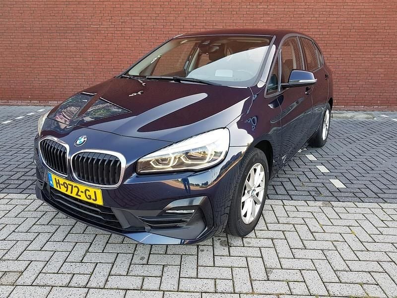 Blauw (metallic) Gebruikt 2020 BMW 216 Active Tourer Executive MPV | € 13.950 (Eerlijke prijs) - Afbeelding 1/4